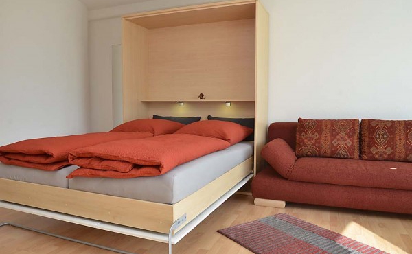 Wohn- und Schlafbereich mit Doppel-Schrankbett sowie Sofa - Apartment Hohenzollern, Neustadt / Weinstr.