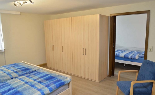Schlafzimmer mit Kleiderschrank, komplett renoviert - Apartment Siebenpfeiffer, Neustadt / Weinstr.