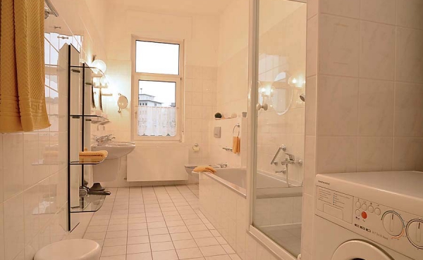 Perfekt ausgestattetes Tageslichtbad mit Waschmaschine, Badewann, Dusche, zwei Waschtischen, WC und Bidet, Ferienwohnung 1, Gästehaus Altstadt