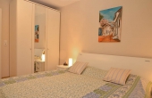 1. Schlafzimmer mit Doppelbett, Kleiderschrank und Zugang z. Balkon (Ferienwohnung 2, Gästehaus Altstadt)