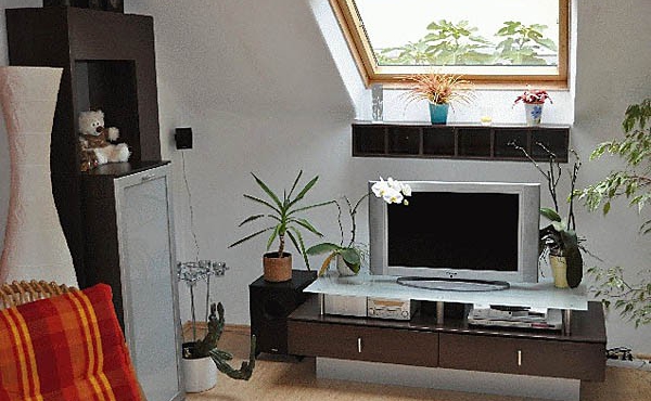 Wohnzimmer mit TV-/Medien-Rack - Ferienwohnung / Ferienhaus Latour, Neustadt / Weinstr. (Pfalz)