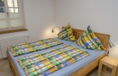 Schlafzimmer mit Doppelbett und Kleiderschrank; alle Möbel aus Massivholz - Ferienwohnung Biengarten, Weingut Thomas Steigelmann, Gimmeldingen (Pfalz), Neustadt / Weinstr.
